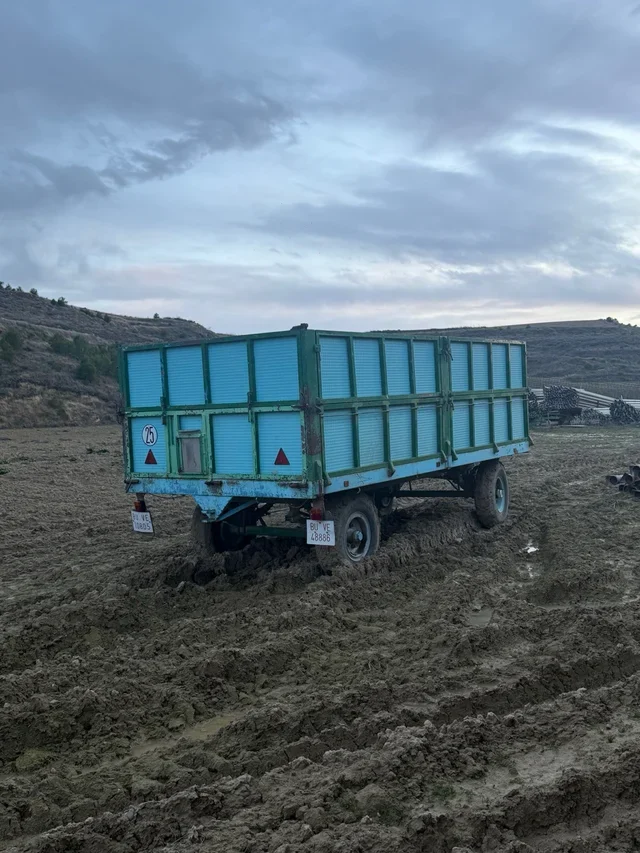 Remolque agrícola basculante con freno
