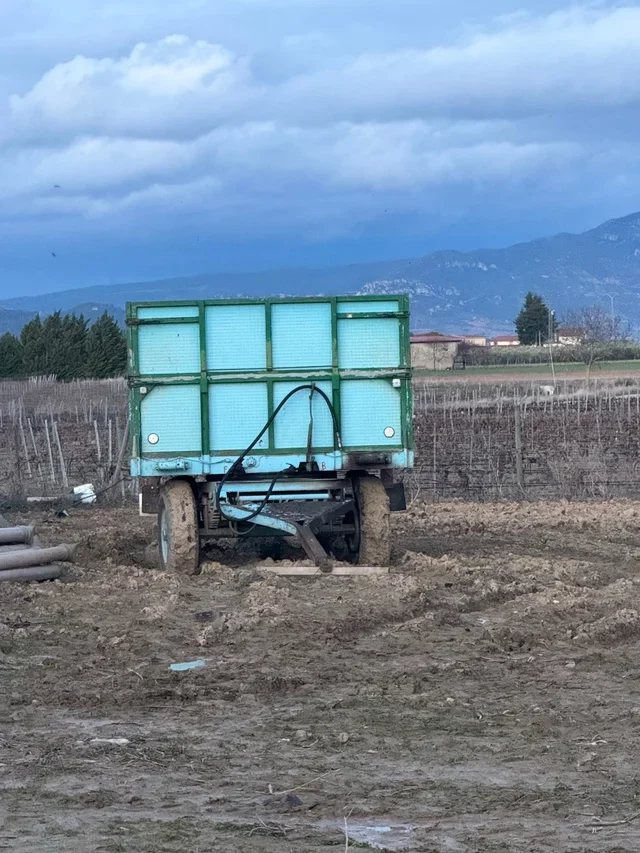Remolque agrícola basculante con freno