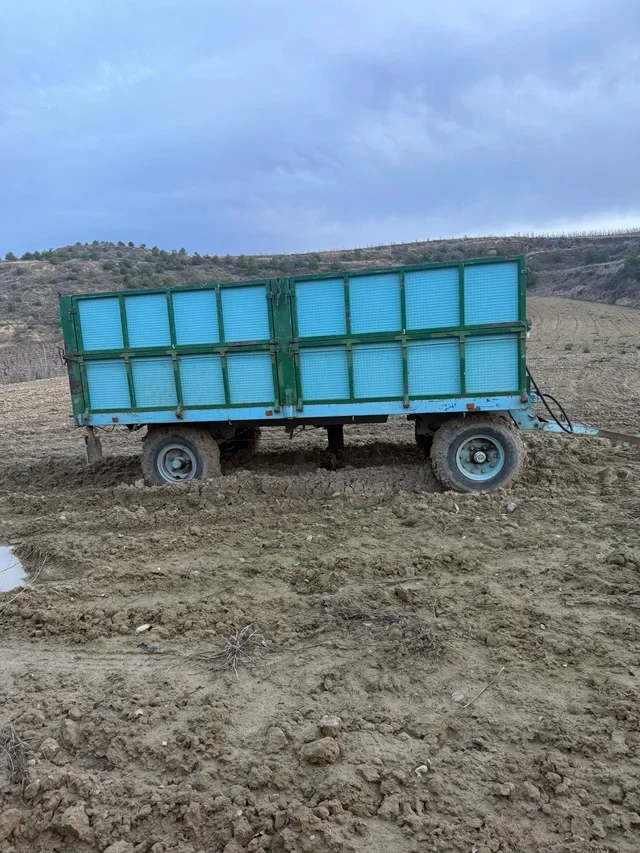 Remolque agrícola basculante con freno