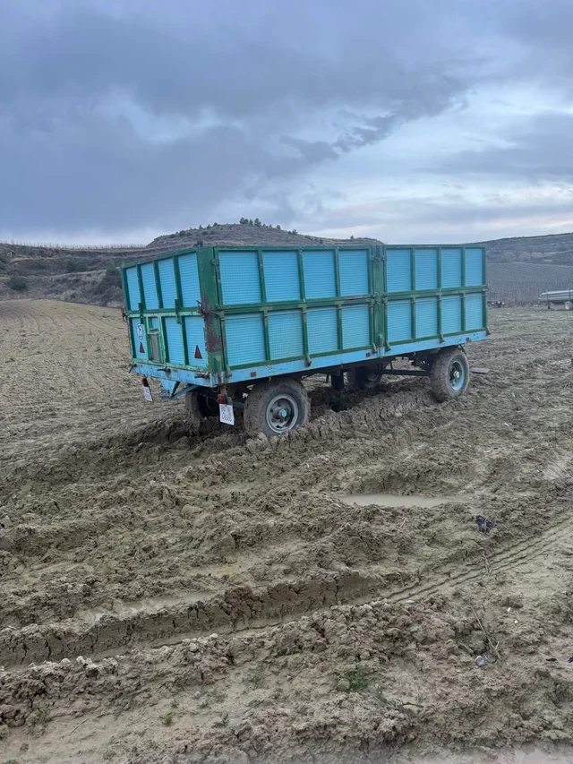 Remolque agrícola basculante con freno