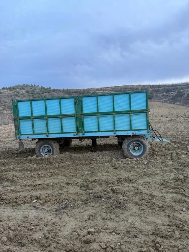 Remolque agrícola basculante con freno