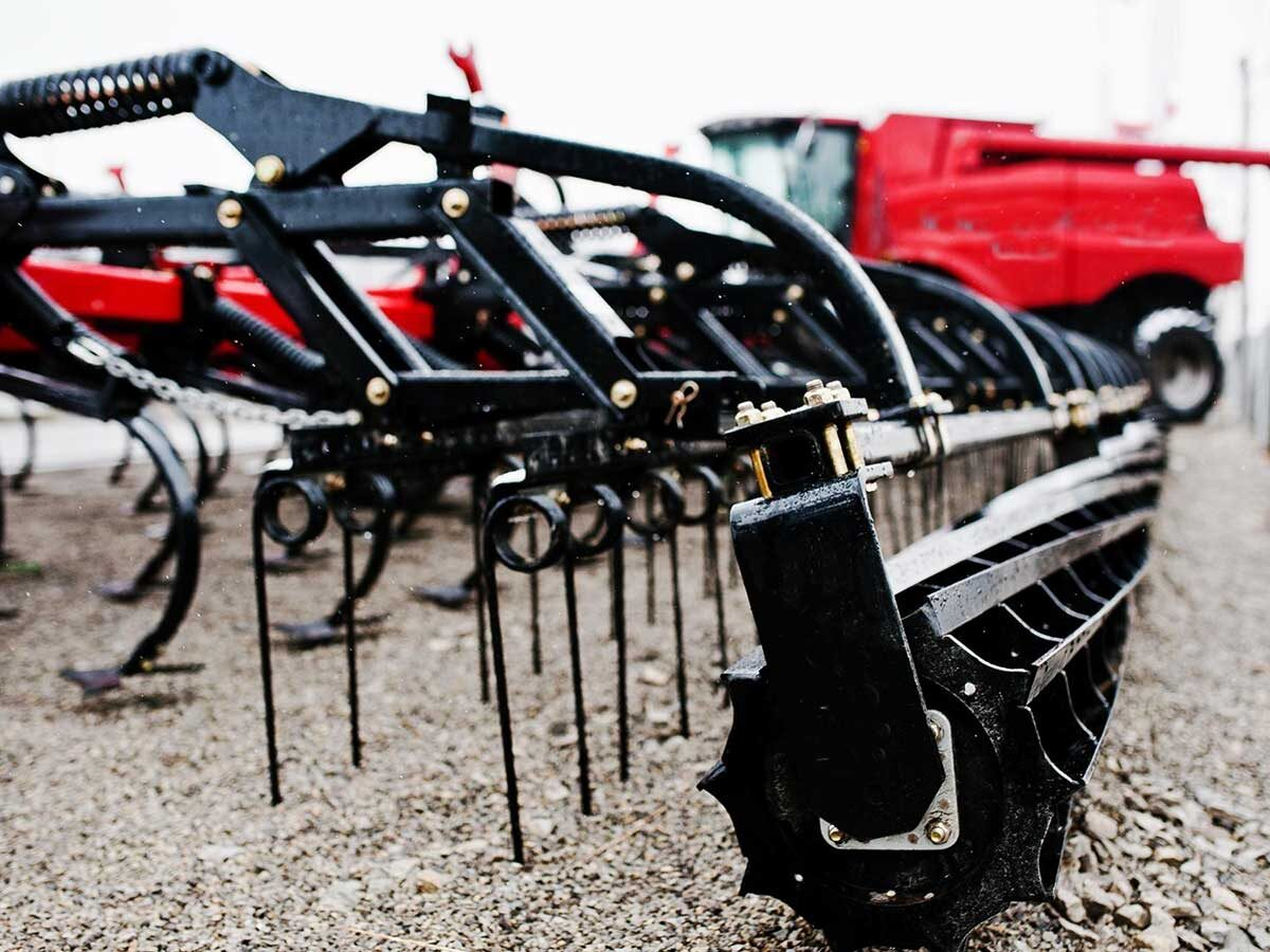 Cultivador agrícola con rodillo